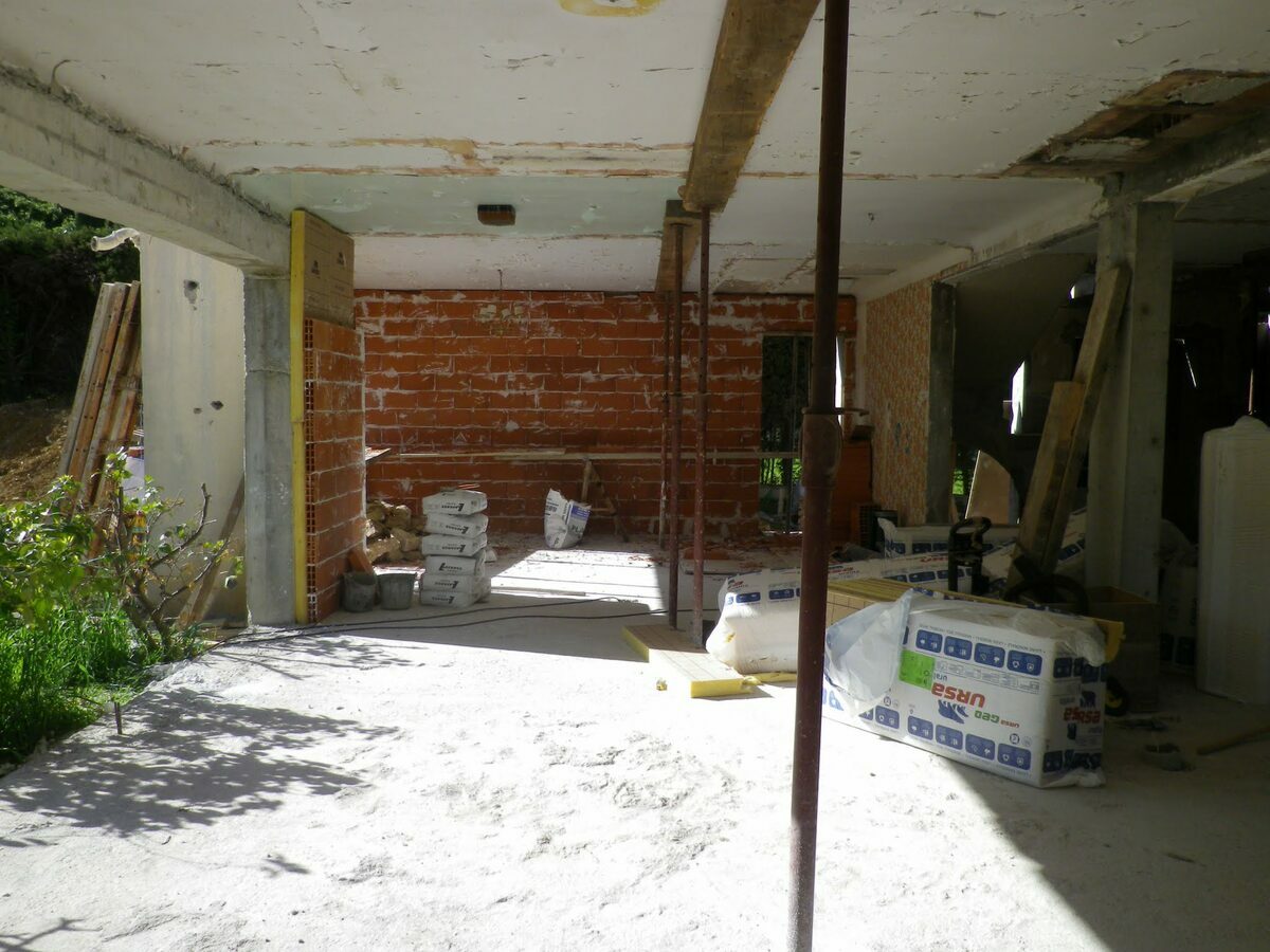 Rénovation lourde et surélévation d'une villa de 450 m² à Mougins Intérieur d’une villa à Mougins en cours de démolition, étais métalliques et cloisons de brique apparentes