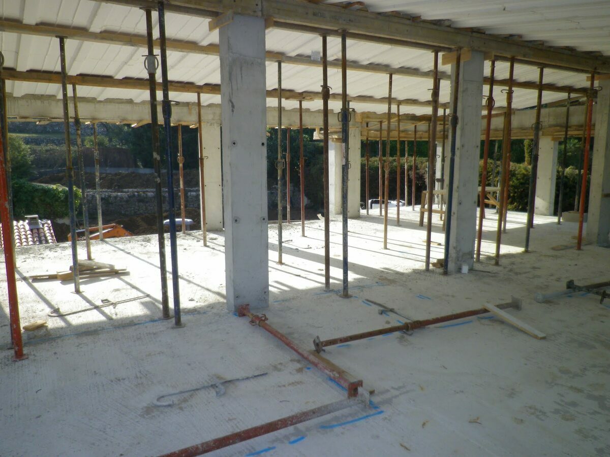 Rénovation lourde et surélévation d'une villa de 450 m² à Mougins Étaiement de la dalle haute d’une villa à Mougins pendant les travaux de surélévation