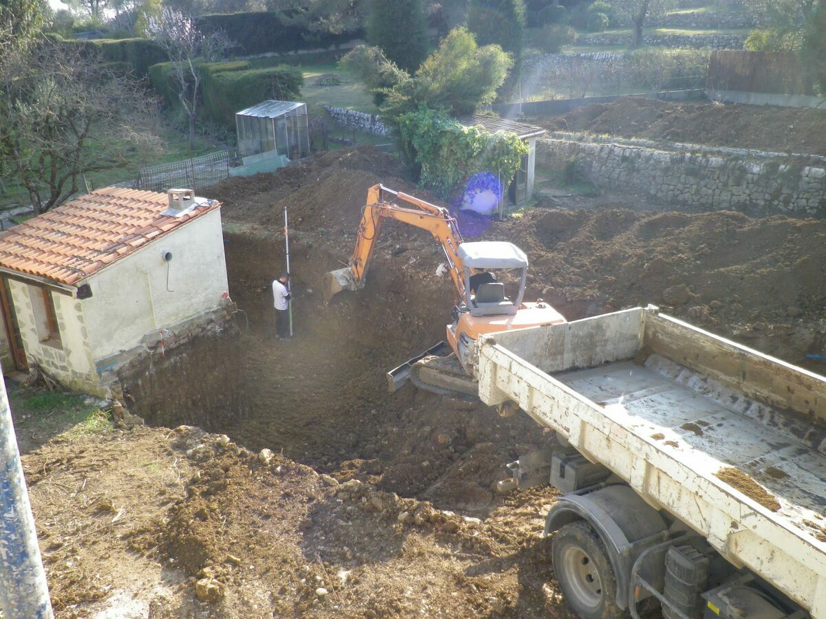 Rénovation lourde et surélévation d'une villa de 450 m² à Mougins Terrassement à la pelle mécanique dans le jardin en restanques d’une villa à Mougins