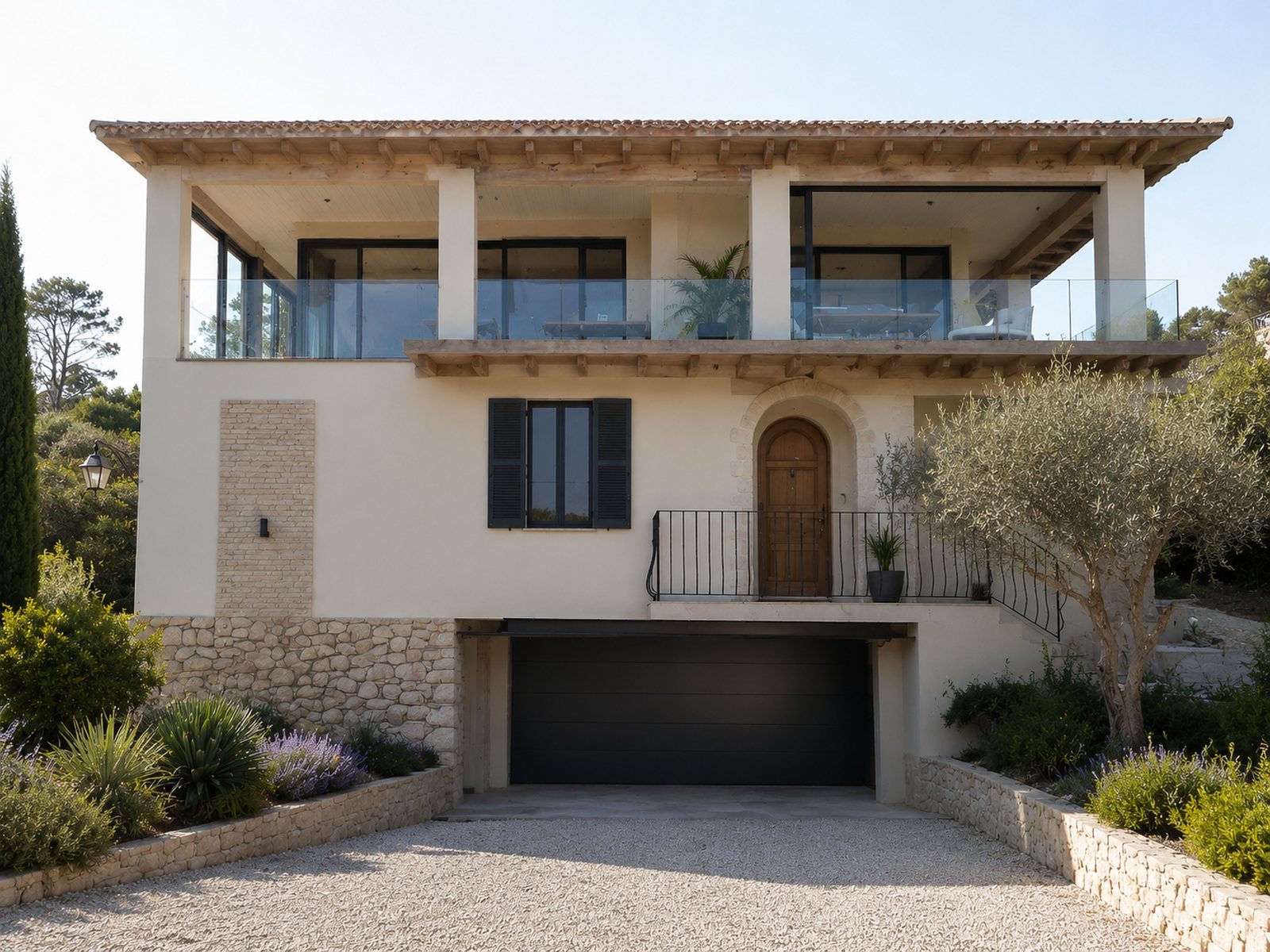 Façade d'une villa rénovée et surélevée à Mougins
